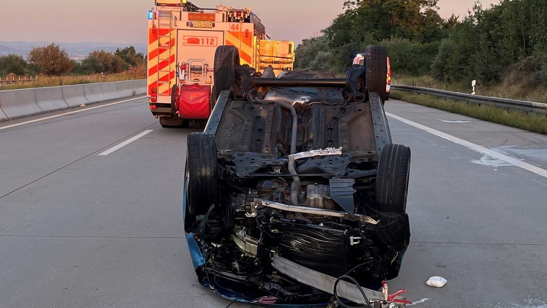 Nachdem eine 25-jährige Autofahrerin beim Fahrspurwechsel auf der A4 bei Erfurt nicht auf den Verkehr geachtet hatte, kollidierte ein weiteres Fahrzeug mit dem Auto der jungen Frau.