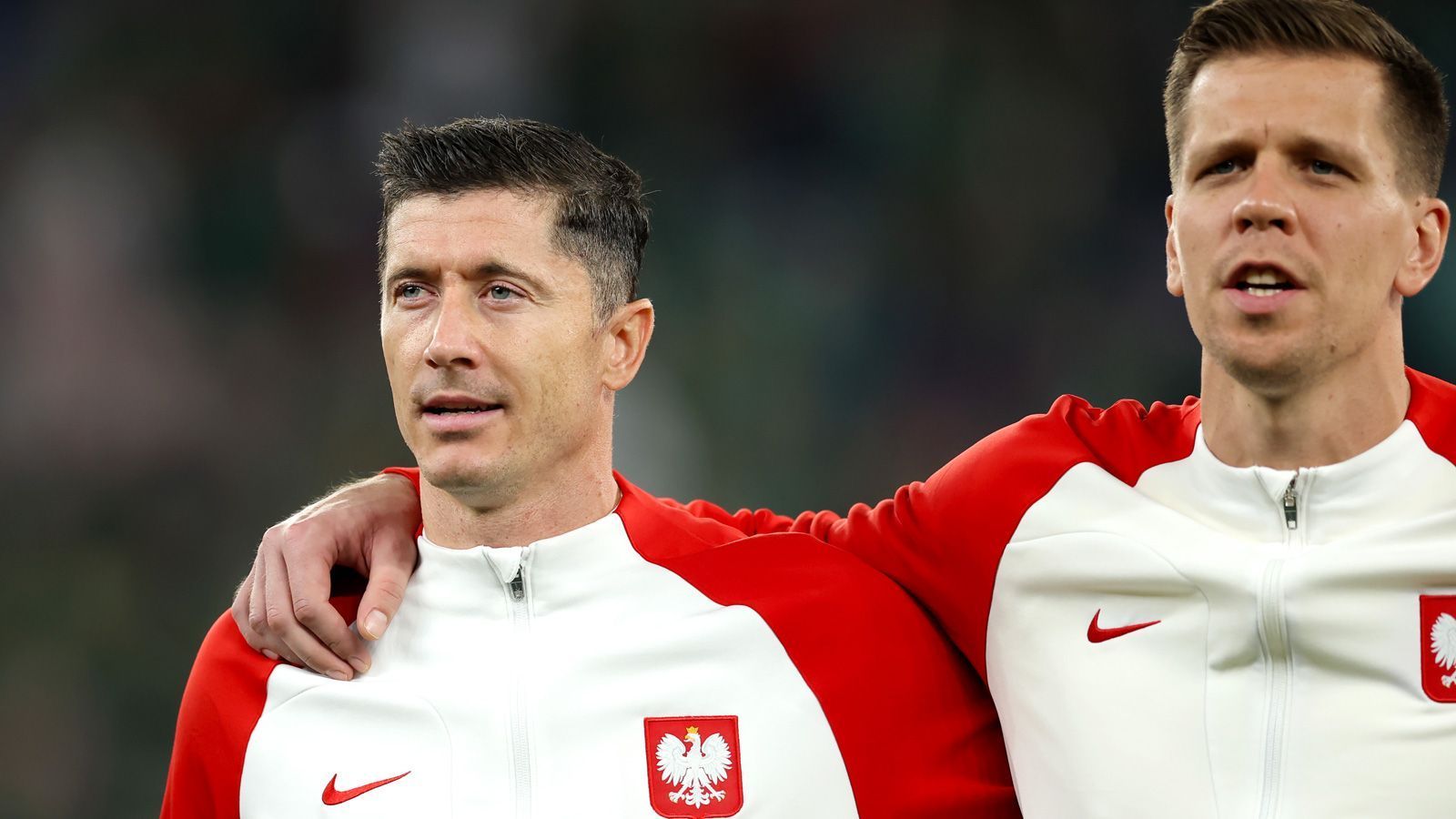 
                <strong>Lewandowski-Watch: So schlug sich Polens Stürmer gegen Mexiko</strong><br>
                Die Qualifikation zu den Weltmeisterschaften 2010 und 2014 verpasste Polen, 2018 in Russland schied die Mannschaft nach der Vorrunde aus. Lewandowski blieb jeweils ohne Treffer. Gelingt ihm in seinem vierten WM-Spiel gegen Mexiko am Dienstag der erste Treffer? ran hat dem Stürmer des FC Barcelona auf die Füße geschaut.
              