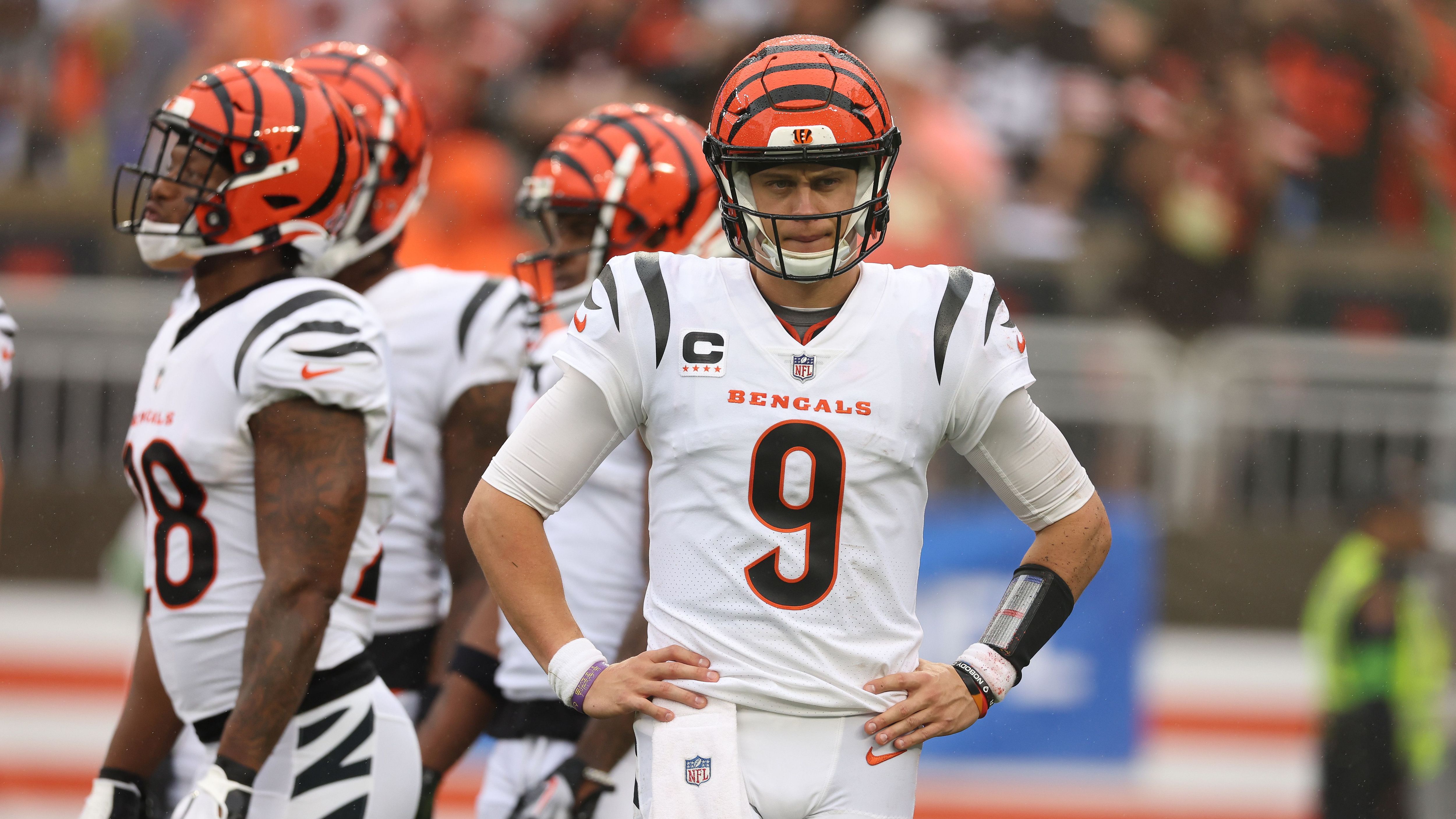 <strong>Joe Burrow (Cincinnati Bengals)</strong><br>Für Joe Burrow ist das neue NFL-Jahr eine Achterbahnfahrt der Gefühle. Erst die Verletzung in der Vorbereitung, dann die satte Vertragsverlängerung über 275 Millionen Dollar - nach dem Hoch muss nun wieder das Tief kommen. Und da sind wir schon am 1. Spieltag.