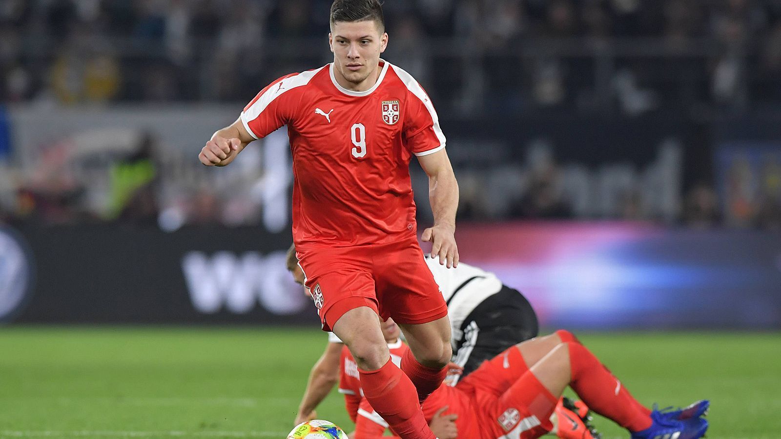 
                <strong>Luka Jovic (Sturm)</strong><br>
                15 Spiele und sieben Tore für die U21Ihn kennt längst jeder Fußballfan in Deutschland - und bald wohl auf der ganzen Welt. Denn der bullige Angreifer wird in den nächsten Jahren für Real Madrid stürmen, unterschrieb beim schillerndsten Klub der Welt einen Vertrag bis 2025. Satte 60 Millionen Euro - plus mögliche Boni - überweisen die "Königlichen" an Eintracht Frankfurt. Bei den Hessen hat Jovic besonders in der vergangenen Saison für Furore gesorgt. 27 Treffer gelangen ihm in 48 Pflichtspielen, allein in der Europa League netzte er zehnmal ein. Dabei trifft er mit links, rechts oder - trotz nur 1,81 Meter Körpergröße - dem Kopf. Kurzum: Ist er "on fire", hilft für die Gegenspieler nur noch beten.
              