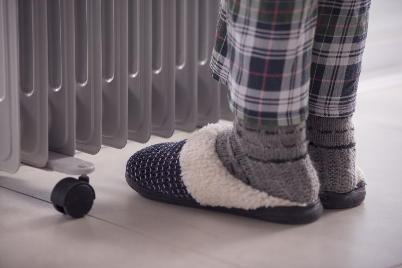 Vergiss nicht deine Füße: Laufschuhe sind oft gut belüftet, sodass die Füße nicht überhitzen. Das ist zwar gut, wenn du Sport machst, aber weniger hilfreich, wenn du dich im Freien aufhältst, ohne dich körperlich anzustrengen. Mit Lederschuhen triffst du eine gute Wahl, da durch diese keine kalte Luft eindringen kann. In der Wohnung helfen warme Wollsocken und kuschelige, atmungsaktive Hausschuhe.