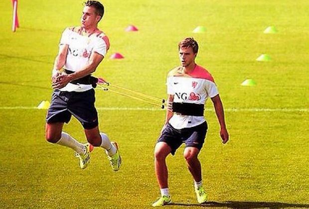 
                <strong>So lernt er also fliegen </strong><br>
                Im Training der holländischen Nationalmannschaft übt van Persie kräftig an seinen Flugkünsten. 
              