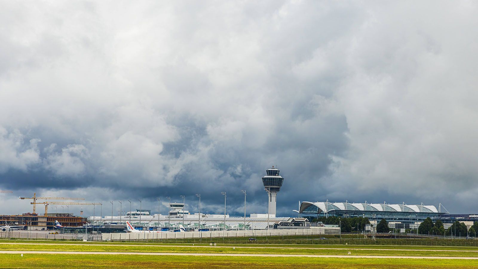 
                <strong>München: Flughafen</strong><br>
                Der Münchner Flughafen ist der zweitgrößte Airport in Deutschland und hat von Januar bis Juli 2021 rund 3.6 Millionen Passagiere befördert. 
              