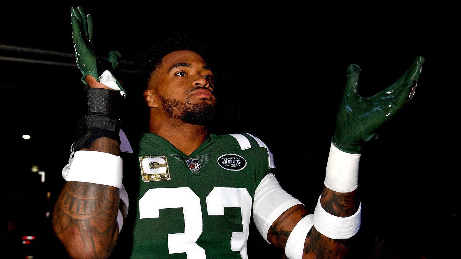 
                <strong>Jamal Adams (New York Jets) </strong><br>
                Was kann Jamal Adams eigentlich nicht? Die New York Jets setzten den Leader der Defense als Safety, Cornerback, Linebacker und sogar Pass-Rusher ein. 75 Tackles, 6,5 Sacks, eine Interception und ein Touchdown waren das Resultat. Es wird spekuliert, dass er eine neue Rekordsumme für den bestbezahlten Safety aufstellt. Bisher kassiert Landon Collins von den Washington Redskins mit 84 Millionen Dollar am meisten.
              