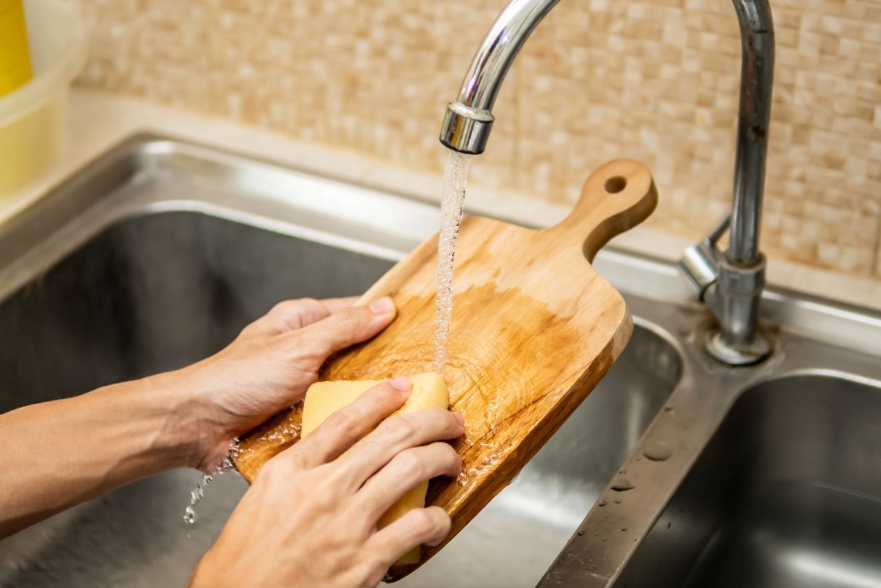 Gute Küchen-Hygiene ist das A und O: Utensilien wie Schneidebretter und Messer solltest du regelmäßig und gründlich reinigen. Auch Lappen und Spülschwämme können mit Salmonellen besiedelt sein - und sollten daher häufig gewechselt werden. Und: Küchen-Handtücher bei mindestens 60 Grad waschen.