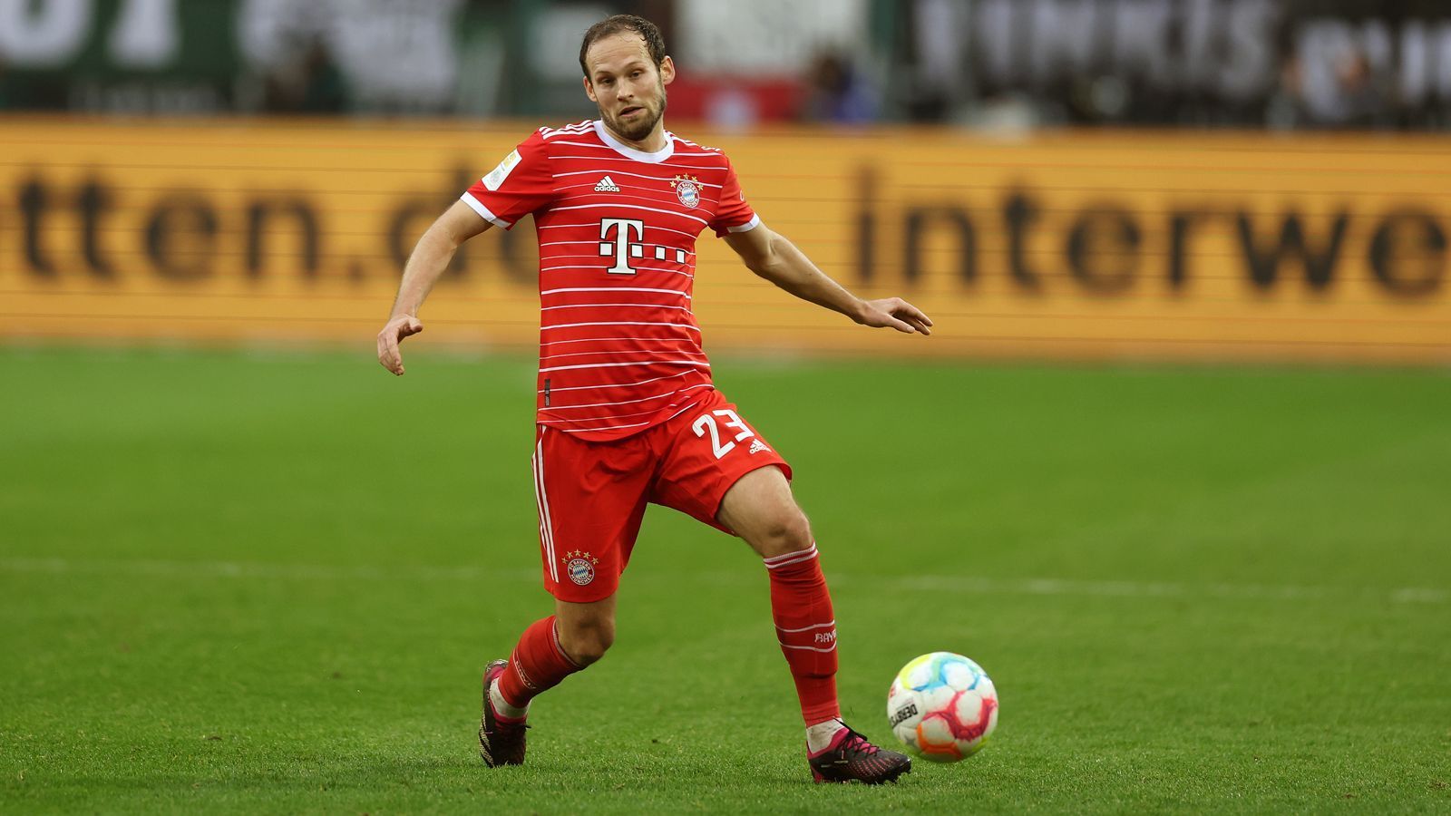 
                <strong>Daley Blind</strong><br>
                Nach seiner Vertragsauflösung bei Ajax Amsterdam kam Daley Blind im Januar als routinierter Defensiv-Allrounder zu den Bayern. Doch statt mit seiner Erfahrung zu punkten, wurde Blind vielmehr zum Transferflop. In seinen nur fünf Einsätzen offenbarte der 33-Jährige, der wegen Herzproblemen mit einem eingebauten Defibrillator spielt, eigentlich nur eines: Für einen Klub wie den FC Bayern reicht es qualitativ einfach nicht. Blinds Abgang nach nur sechs Monaten ist längst besiegelt. ran-Note: 5
              