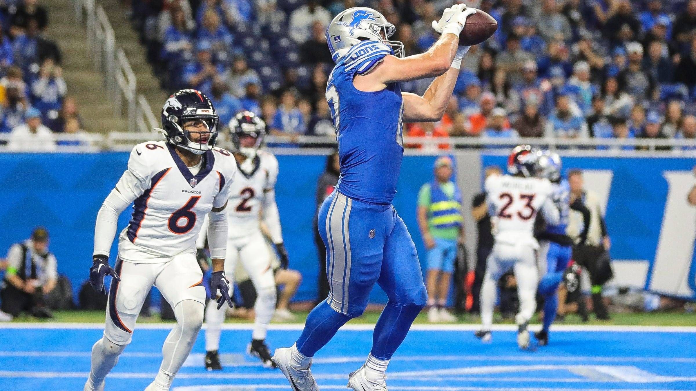 <strong>Gewinner: Sam LaPorta (Detroit Lions)<br></strong>Es gab nicht wenige, die aus Sicht der Detroit Lions dem Trade von T.J. Hockenson zu den Minnesota Vikings wenig abgewinnen konnten. Als Ersatz holten die Lions jedoch mit Sam LaPorta eine mindestens genau so gefährliche Waffe in ihre Offense. Gegen die Denver Broncos hatte er mit drei Touchdown-Catches sein bisher bestes Karriere-Spiel.