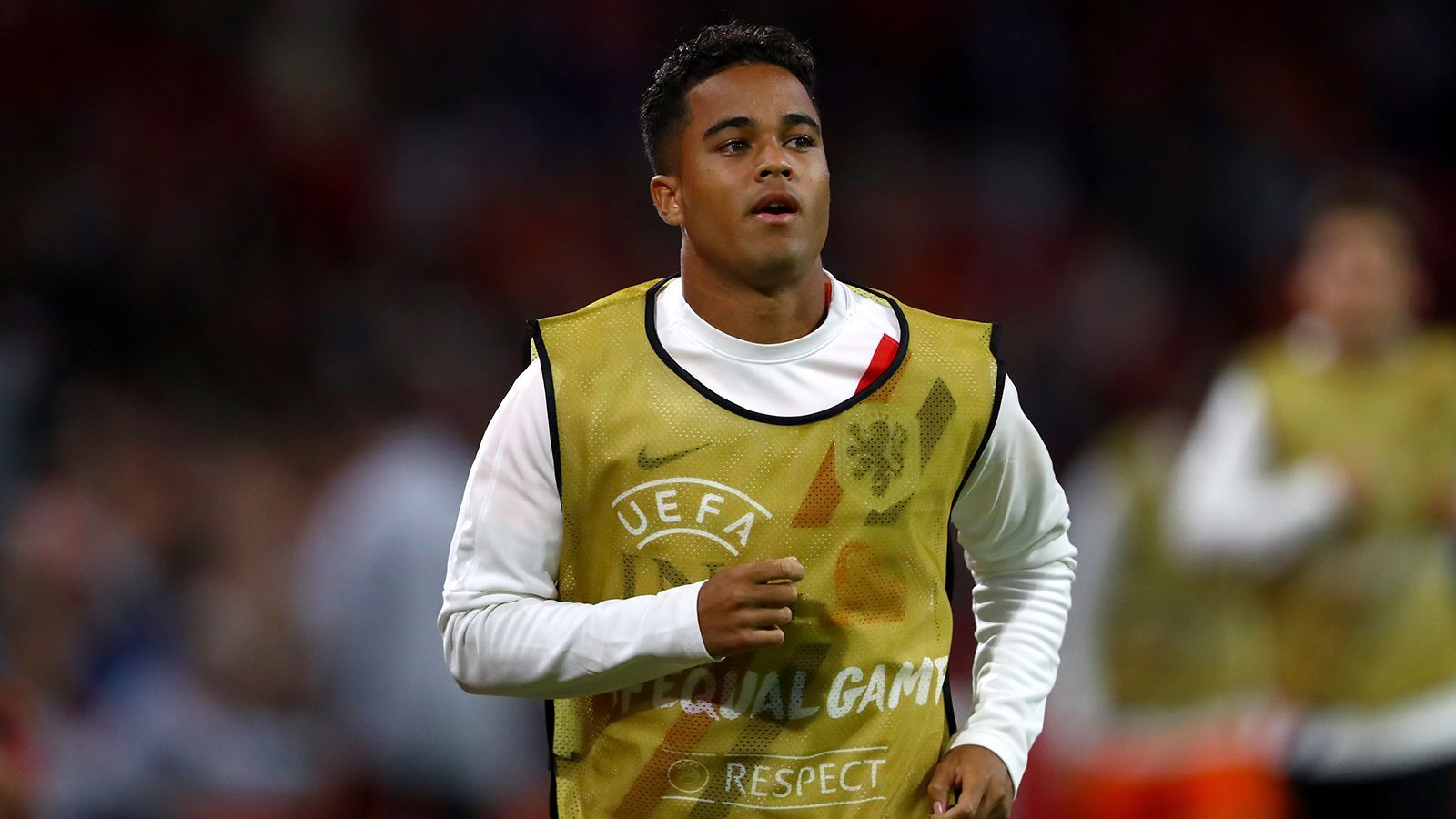 
                <strong>Justin Kluivert (Niederlande)</strong><br>
                Nach seiner Leihe von der AS Rom zu RB Leipzig in die Bundesliga brauchte der Sohn von Elftal-Legende Patrick Kluivert eine Weile, um sich in der Bundesliga einzuleben. Meist bringt ihn Trainer Julian Nagelsmann noch von der Bank. In 12 Ligaspielen erzielte Kluivert einen Treffer und steuerte eine Torvorlage bei. Jetzt kann der Linksaußen bei der U21-EM nochmal zeigen, welches Talent in ihm steckt.
              