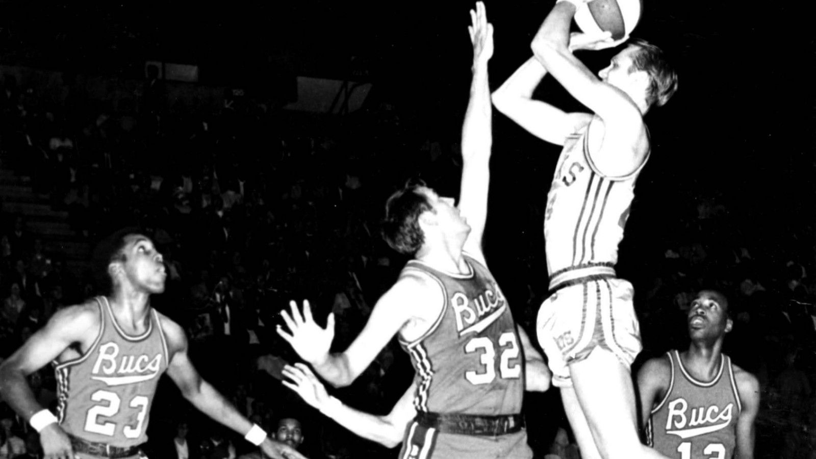 
                <strong>Platz 6: Rick Barry</strong><br>
                Der 2-Meter-Small-Forward aus Ney Jersey spielte zwischen 1965 und 1980 in der NBA. Sagenhaft und absolut kurios war seine Freiwurftechnik per Unterhandwurf - 90 % verwandelte er so im Schnitt. Barry kommt auf insgesamt 14 50-Punkte-Spiele.
              