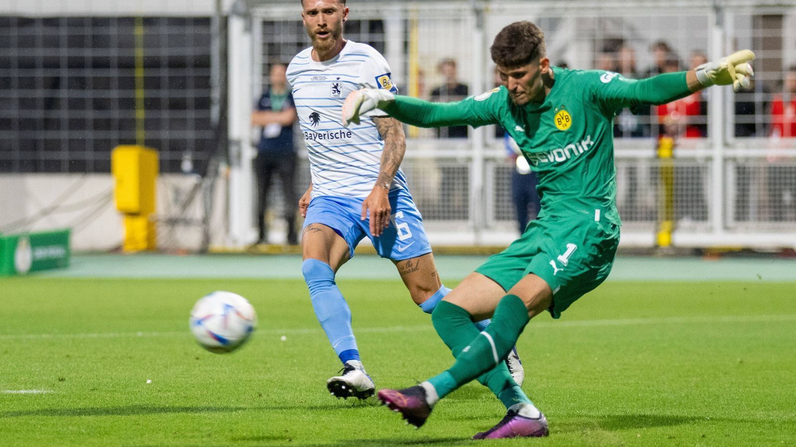 
                <strong>Gregor Kobel</strong><br>
                Steht über weite Strecken allein und beschäftigungslos in seinem Tor. Nach 34 Minuten zum ersten Mal gefordert, als er eine flache, scharfe Hereingabe sicher pariert. Es bleibt die einzige wirkliche Bewährungsprobe gegen offensiv harmlose Löwen. ran-Note: 
              