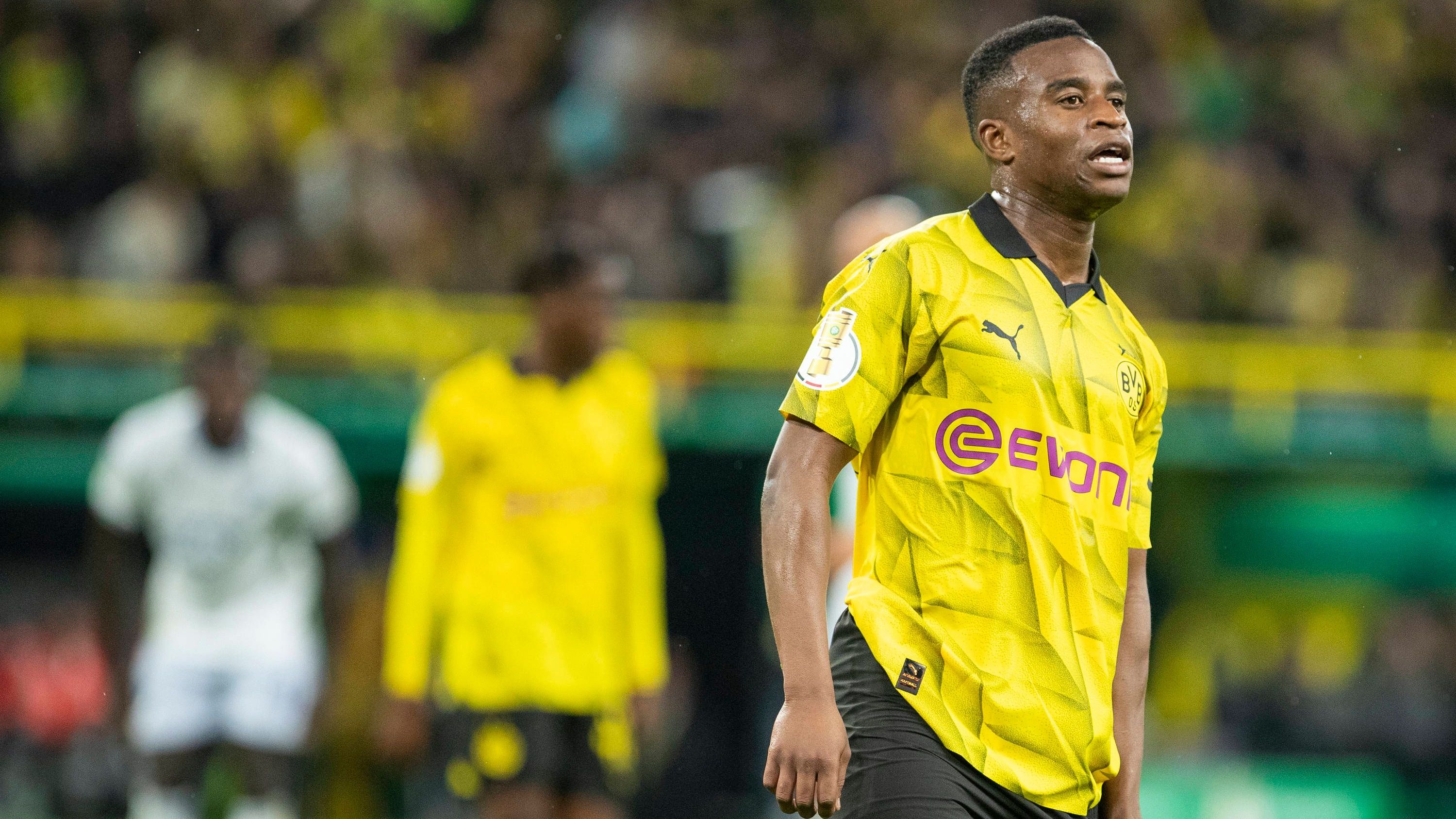 <strong>Youssoufa Moukoko</strong><br>Engagiert, aber glücklos. Steht zum ersten Mal seit Februar in der BVB-Startelf und dribbelt erstmal an zwei Gegnern vorbei, ehe die Gäste zur Ecke klären. Hat gleich noch eine gute Chance, wird aber von Bynoe-Gittens am Abschluss gehindert. Scheitert nach der Pause an Baumann. <strong><em>ran</em></strong>-Note: 4