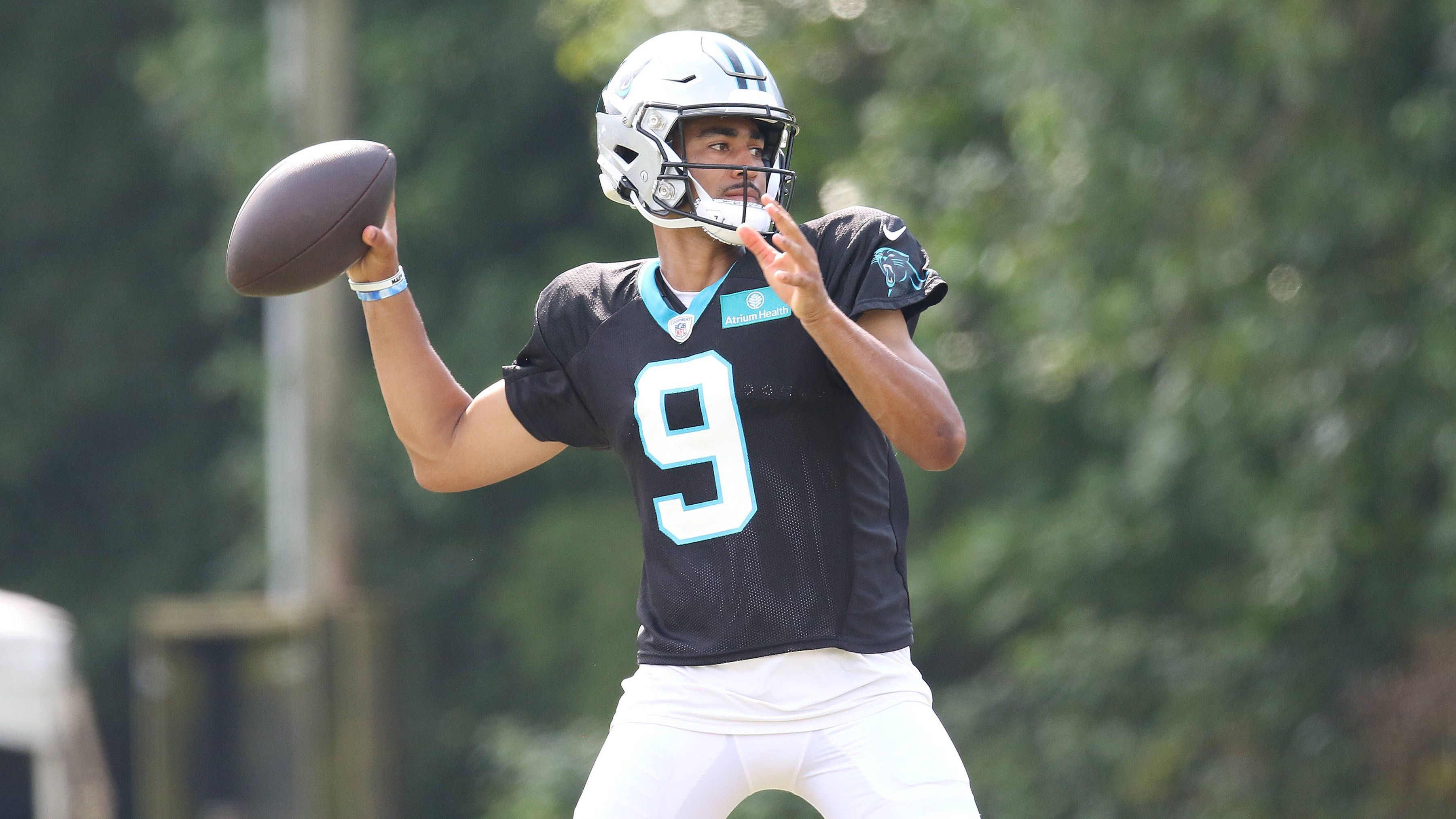 <strong>Bryce Young (Quarterback | Carolina Panthers)</strong><br>Der Nummer-eins-Pick ist die Hoffnung auf eine bessere Zukunft bei den Panthers und darf von Beginn an die Offense aufs Feld führen. Fantasy-Spieler werden bei Young sicherlich einige Fragezeichen haben. Allerdings hinterließ er in den Training Camps bislang einen guten Eindruck. Und auch ohne D.J. Moore verfügt Young über ein breit gefächertes Receiving Corps.
