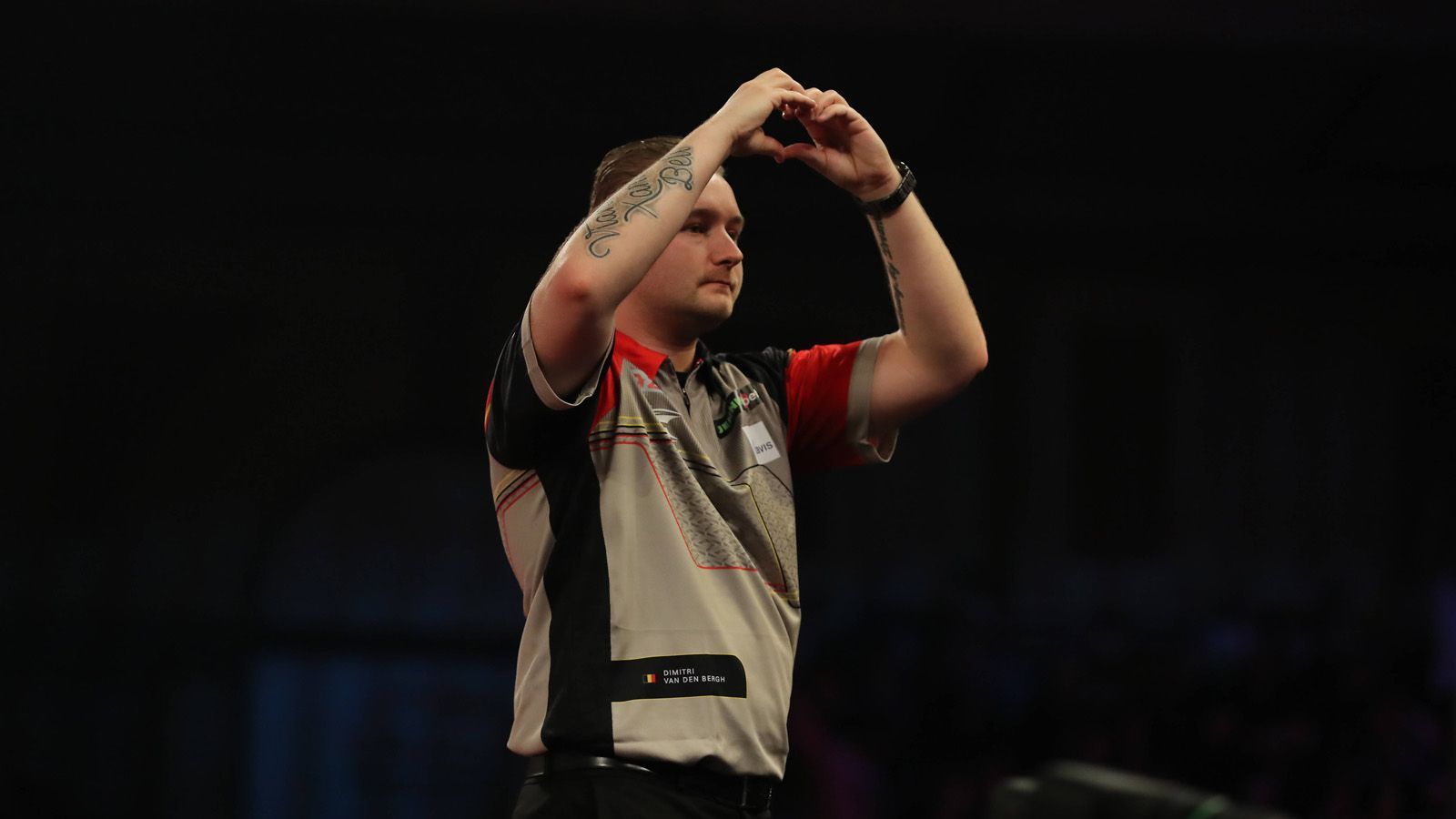 
                <strong>Platz 4: Dimitri van den Bergh</strong><br>
                Obwohl Dimitri van den Berghs Ergebnisse bisher meist klar waren, ist es die Leistung des Belgiers noch nicht wirklich. Seinem furiosen Auftakt gegen Lourence Ilagan (Average von 97,2 Punkten, höchster Checkout 164), folgte ein ausgeglichener Auftritt gegen Krzysztof Ratajski, den der "Dream Maker" überraschend deutlich mit 4:1 gewinnen konnte. Im belgischen Achtelfinale konnte Gegner Kim Huybrechts keine echte Gegenwehr leisten (4:0), van den Bergh spulte souverän sein Spiel herunter, ohne zu glänzen. Im Viertelfinale ging es gegen Jonny Clayton derweil deutlich enger zu, vor allem beim Treffen der Doppelfelder haperte es. Mit Michael van Gerwen könnte im Halbfinale keine größere Herausforderung warten.
              