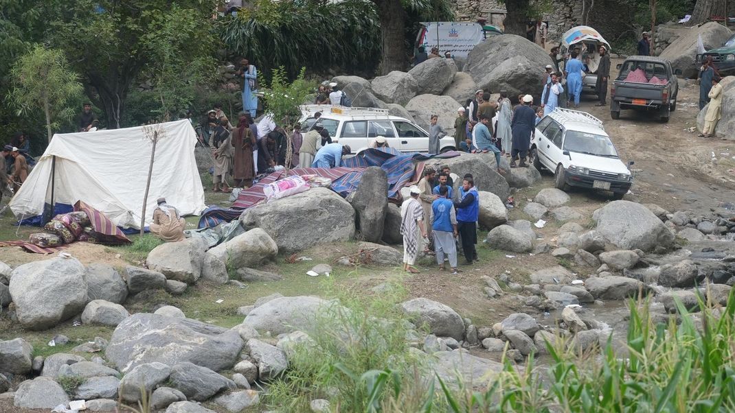 3. September 2025, Afghanistan, Kunar: Blick auf ein provisorisches Notunterkunftslager nach dem Erdbeben in einem Tal im Distrikt Suki in der Provinz Kunar.