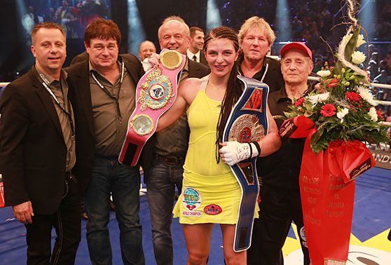 
                <strong>Christina Hammer vs. Jessica Balogun</strong><br>
                Und so war nach dem Kampf die Freude bei Hammer über die beiden verteidigten WM-Titel natürlich riesengroß. Durch diesen Triumph verbesserte sie auch ihre persönliche Kampfbilanz auf 17 Siege in 17 Kämpfen.
              