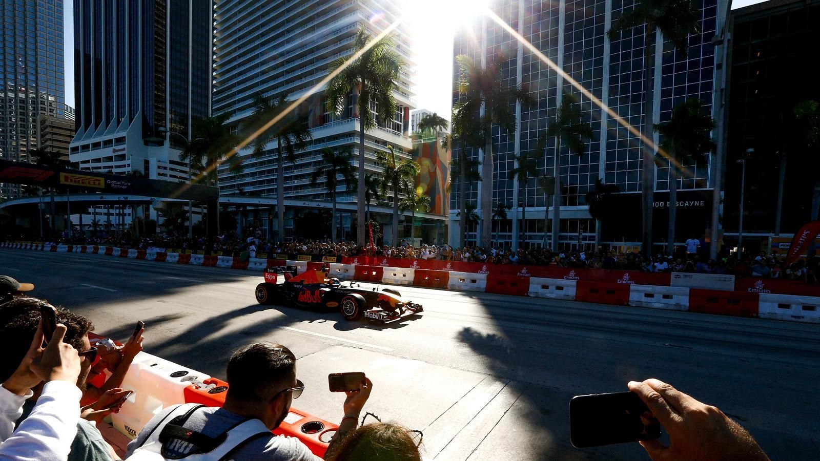 
                <strong>F1-Pläne für Miami wohl vom Tisch</strong><br>
                Die F1 ist auf der Suche nach einer Möglichkeit, neben dem GP in Austin ein zweites Rennen in den USA – der Heimat von Besitzer Liberty Media – auszurichten. Eigentlich sollte deshalb schon in dieser Saison Miami neu im Kalender auftauchen, doch der Plan scheiterte. Angedacht war ein Kurs mitten durch die Innenstadt, diese Idee stieß jedoch auf zu viele Komplikationen zum Beispiel durch die unterschiedlichen Interessen der verschiedenen Anlieger. Laut "Miami Herald" könnte der Gedanke, in der US-Metropole an den Start zu gehen, mittlerweile sogar komplett vom Tisch sein.
              