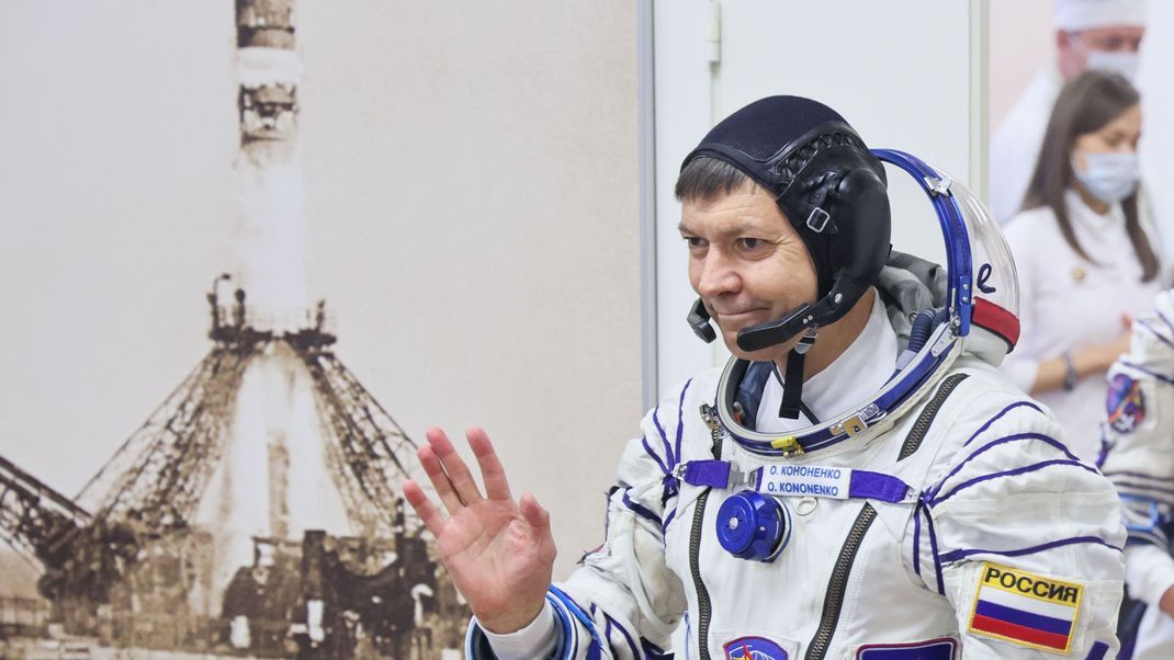 Kosmonaut Oleg Kononenko in seinem Raumanzug in der Montage- und Testanlage des Kosmodroms Baikonur.