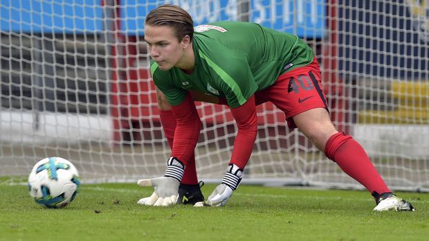 
                <strong>Luca Plogmann (SV Werder Bremen, geboren am: 10. März 2000)</strong><br>
                18 Jahre alt und schon Profi! Dieser Traum ist für Werder Bremens Torwart-Talent Luca Plogmann in Erfüllung gegangen. Pünktlich zum 18. Geburtstag unterschrieb das Eigengewächs der Hanseaten den ersten Profi-Vertrag. Der Bundesligist gab jedoch keine Details über die Vertragslänge bekannt. "Luca Plogmann gehört deutschlandweit zu den besten Torhütern seines Jahrgangs. Durch die regelmäßige Teilnahme am Mannschaftstraining der Bundesliga-Mannschaft konnte er sich bereits in den letzten Monaten an den Herrenbereich gewöhnen und sich weiterentwickeln. Wir sind von seinem Potential überzeugt und trauen ihm den Sprung in die Bundesliga zu", sagte Werder-Geschäftsführer Frank Baumann. Der gebürtige Bremer Plogmann spielt derzeit ausschließlich in Werders A-Jugend-Team.
              