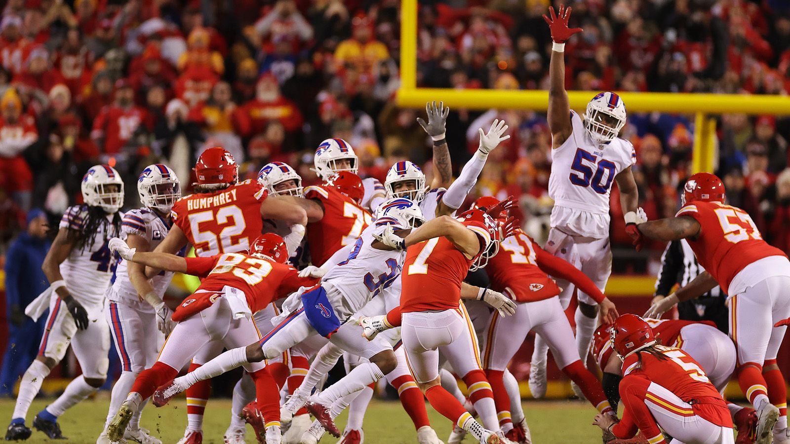 
                <strong>Buffalo Bills @ Kansas City Chiefs (36:42 OT, 23. Januar 2022, AFC Divisional Round)</strong><br>
                Vielleicht eines der größten Offensiv-Spektakel der NFL-Geschichte. Die Quarterbacks Josh Allen und Patrick Mahomes drehten in der Schlussphase nochmal so richtig auf und wechselten in den letzten zwei Minuten drei Mal die Führung. Die Chiefs hatten nur noch 13 Sekunden Zeit, um einen 33:36-Rückstand zu drehen. Für Patrick Mahomes absolut ausreichend. Der Star-QB brachte sein Team in Field-Goal-Position und rettete sich in die Overtime. Dort entschied vermeintlich der Münzwurf das Spiel, die Chiefs kamen in Ballbesitz und bereiteten dem Schlagabtausch mit einem schnellen Touchdown ein Ende. Ein unvergessliches Spiel. Auch für Wide Receiver Gabriel Davis: Der Bills-Senkrechtstarter stellte mit vier Touchdowns einen neuen Postseason-Rekord auf. 
              