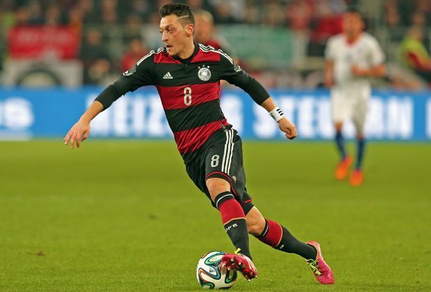 
                <strong>Mesut Özil (Rechte Außenbahn | Deutschland)</strong><br>
                Der Dribbelkünstler steckt aktuell in einem kleinen Formtief. Dennoch vertraut Bundestrainer Joachim Löw auf die Fähigkeiten des Linksfußes. Der Blick für seine Mitspieler und seine oft unbändige Beweglichkeit können die Abwehr der Portugiesen durcheinanderwirbeln.
              