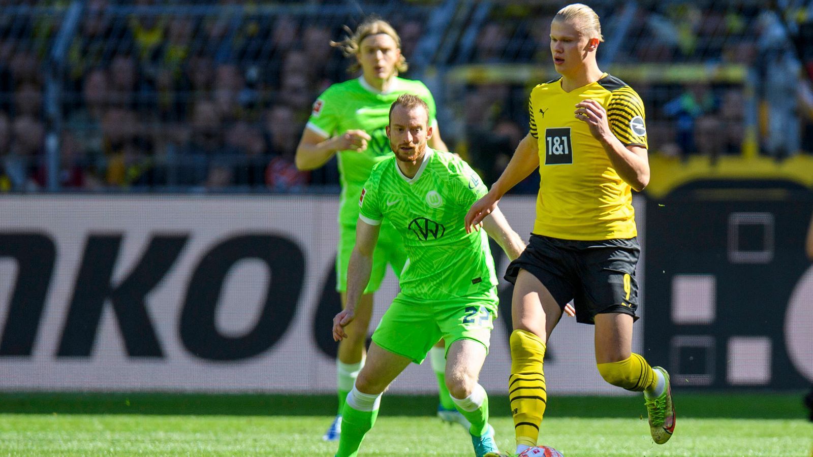 
                <strong>Erling Haaland</strong><br>
                Bleibt zu Beginn des Spiels ein wenig außen vor. Ein Kollege nach dem anderen trifft - in der 38. Minute ist es dann auch für den Norweger so weit. Nach einer tollen Vorlage von Marco Reus muss er den Ball nur noch über die Linie schieben. Und es geht positiv weiter. Zehn Minuten nach Wiederanpfiff hämmert er den Ball aus ungünstigem Winkel unter die Latte. ran-Note: 2
              