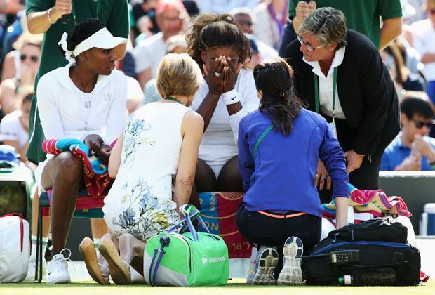 
                <strong>Wimbledon-Schock! Serena taumelt über den Rasen</strong><br>
                Serena hatte auf dem Center Court fast schon einen Zusammenbruch. Ihre Schwester Venus und die medizinische Abteilung von Wimbledon versuchten sie zu trösten.
              