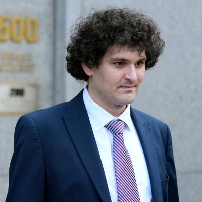 Sam Bankman-Fried, Gründer der Kryptowährungs-Börse FTX, verlässt ein Bundesgericht in New York. 