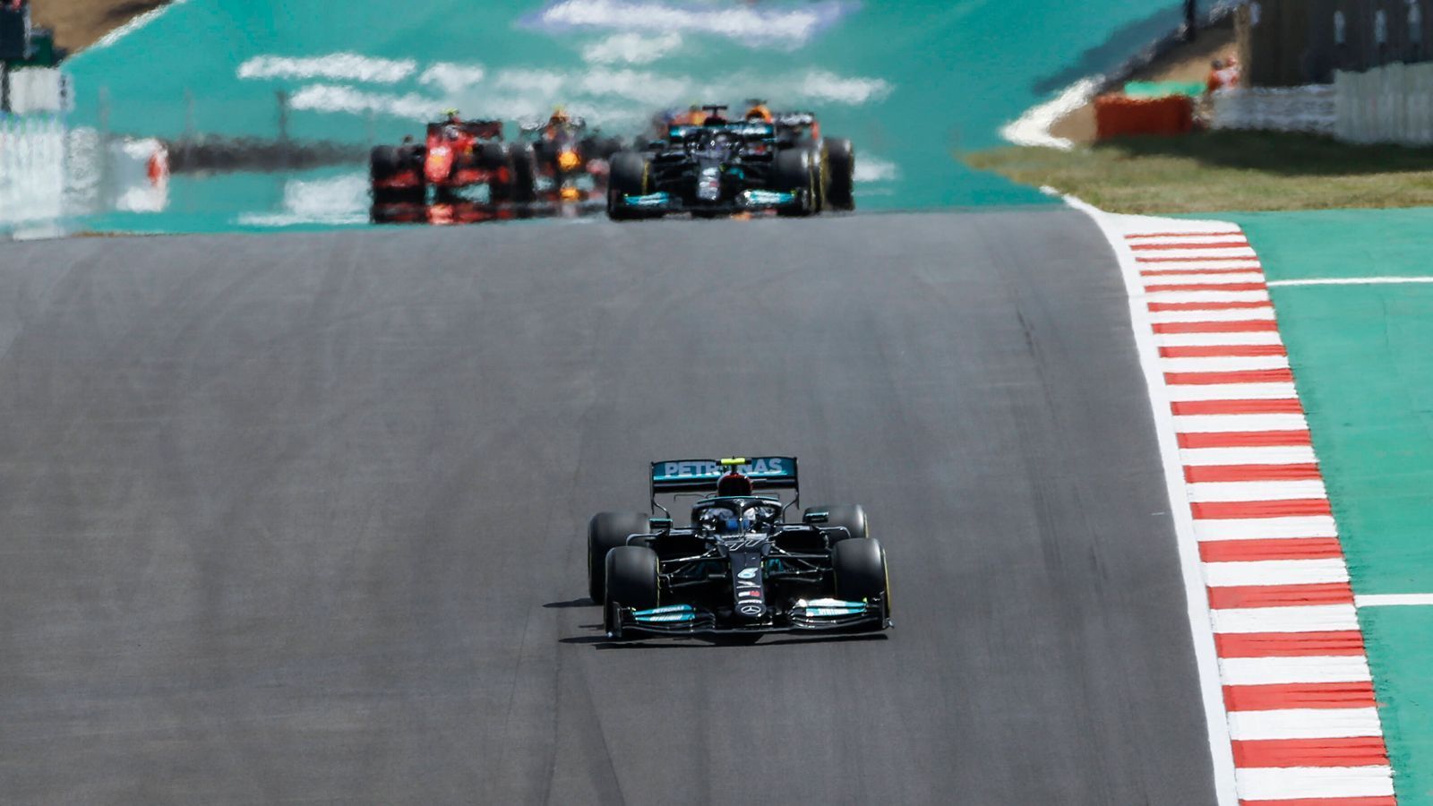 
                <strong>Autodromo Internacional do Algarve, Portugal</strong><br>
                Neue Strecke mit hohem Spaßfaktor: Vor allem während der Coronakrise bereitete Portimao den Zuschauern eine Freude. 2020 wurde dort erstmals ein Formel-1-Rennen abgehalten und auch im darauffolgenden Jahr war der Große Preis von Portugal wieder im Programm. Die Strecke hat aufgrund seiner hügeligen Umgebung ein einzigartiges Streckenlayout mit uneinsehbaren Kurven, mehreren Steigungen und Gefällen. Deshalb fühlt es sich als Fahrer teils wie eine Achterbahnfahrt an. Außerdem bietet die Strecke gute Überholmöglichkeiten. Jedoch musste sich der Kurs an der Küste Portugals bereits im laufenden Jahr anderen Kursen im Rennprogramm beugen und wird auch im kommenden Jahr nicht zurückkehren.
              