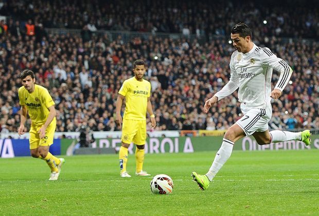 
                <strong>Tor-Maschine Cristiano Ronaldo</strong><br>
                ... als er beim 1:1 gegen Villarreal per Elfmeter sein zwischenzeitlich 30. Liga-Tor in der Saison 2014/15 erzielt. Damit ist er der erste Spieler überhaupt, der in einer der fünf Top-Ligen Europas in fünf aufeinanderfolgenden Spielzeiten mindestens 30 Tore schießt. Am Saisonende ist er mit 48 Treffern Torschützenkönig.
              