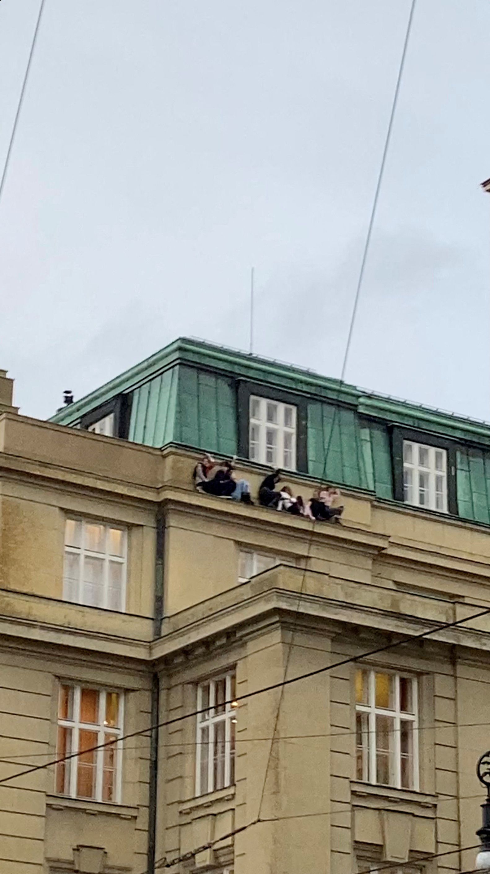 21. Dezember 2023: Menschen verstecken sich auf dem Dach der Karls-Universität in der tschechischen Hauptstadt Prag, nachdem ein Schütze das Feuer eröffnet hat.