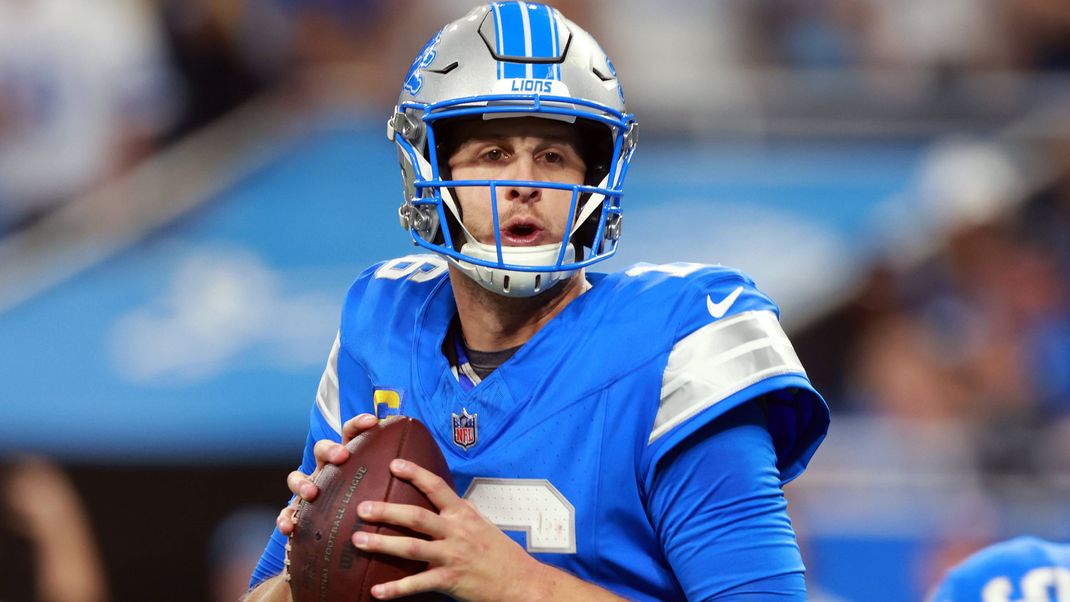 Chicago Bears vs Detroit Lions DETROIT,MICHIGAN-SEPTEMBER 14: Detroit Lions quarterback Jared Goff 16 goes to throw the ball during an NFL, American Football Herren, USA football game between the Chicago Bears and the Detroit Lions in Detroit, Michigan USA, on Sunday, September 14, 2025. Detroit Michigan United States PUBLICATIONxNOTxINxFRA Copyright: xAmyxLemusx originalFilename:lemus-chicagob250914_np9hq.jpg