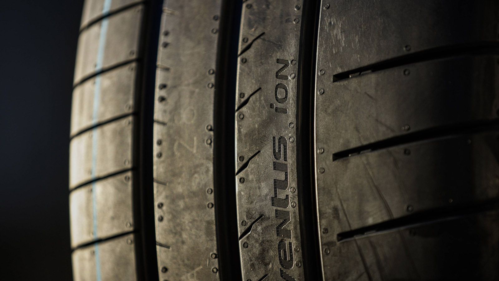
                <strong>Die Reifen</strong><br>
                Sogar der Reifen ist neu. Denn nach acht Saisons auf Pneus von Michelin setzt die Formel E auf Reifen des südkoreanischen Herstellers Hankook. Gefahren wird jetzt mit dem Allwetterreifen Hankook iON Race.
              