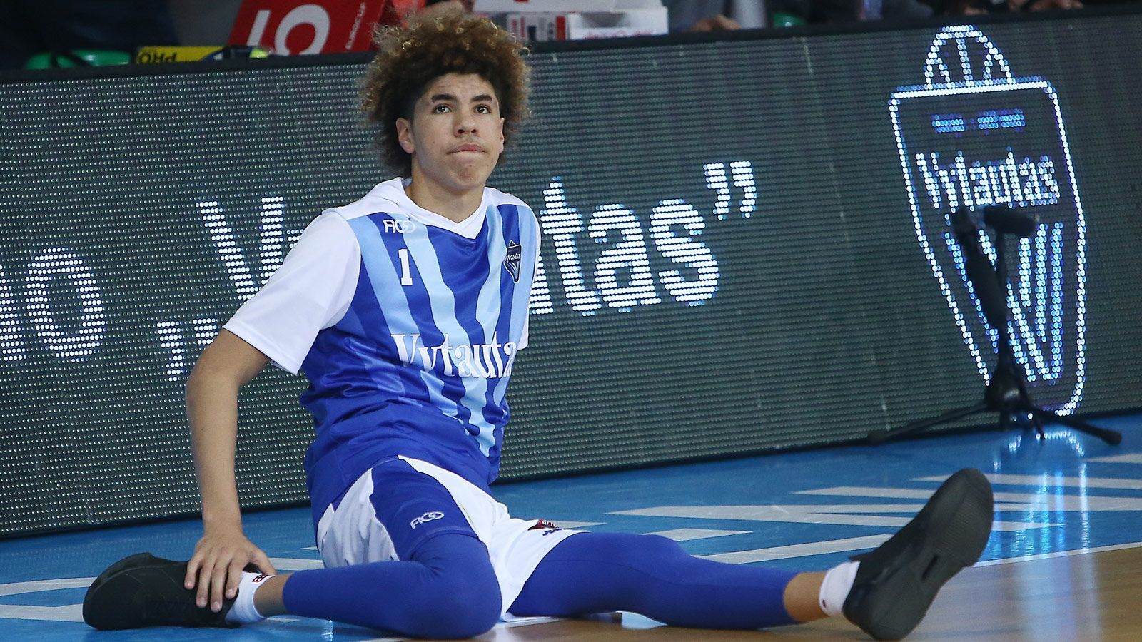 
                <strong>LaMelo Ball: Als 16-Jähriger in Litauen </strong><br>
                Ball wurde 2017 also entwurzelt und auf die andere Seite der Welt nach Litauen geschickt. Beim Erstligisten BC Prinei sollte der damals 16-Jährige gegen gestandene Profis spielen. Das Experiment scheiterte krachend. Prinei-Coach Virginijus Seskus zeigte sich zunehmend genervt vom großen Medienrummel und der unorthodoxen Spielweise LaMelos: "Du kannst dieses Streifenhörnchen nicht kontrollieren. Ich sage ihm, 'Wirf nicht von der Mittellinie' - und bei der nächsten Gelegenheit wirft er wieder von dort." Die Arbeitseinstellung der Ball-Brüder sei insgesamt ausbaufähig. Nach Meinungsverschiedenheiten mit dem Coach nahm LaVar seine beiden Söhne wieder aus dem Team und ging mit ihnen zurück in die USA. 
              