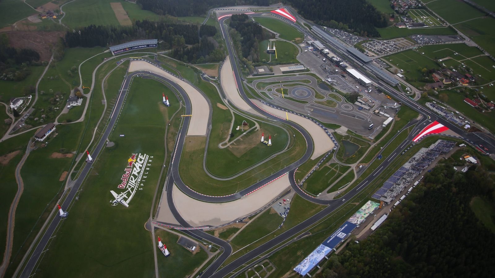
                <strong>Red-Bull-Ring (03.09. bis 05.09.) - Die jüngste Strecke im Rennkalender</strong><br>
                Noch jünger als der Lausitzring ist der Red-Bull-Ring (4,326 km), gelegen in der Steiermark bei Spielberg. Dessen Bau wurde 2008 auf dem Gelände des ehemaligen Österreich- und A1-Rings in Angriff genommen. Der einstige Formel-1-Kurs der Alpenrepublik, auf dem zwischen 2001 und 2003 auch die DTM zu Gast war, lag seit 2003 brach und war in den Folgejahren samt Tribünen sukzessive abgerissen worden. 2011 schließlich konnte der Rennbetrieb wieder aufgenommen werden, und auch die DTM kehrte in jenem Jahr bereits nach Spielberg zurück.
              