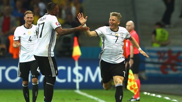 
                <strong>"Usain Schweinsteiger"</strong><br>
                ... und setzte zum 200-Meter-Jubelsprint an. Comeback geglückt. 
              