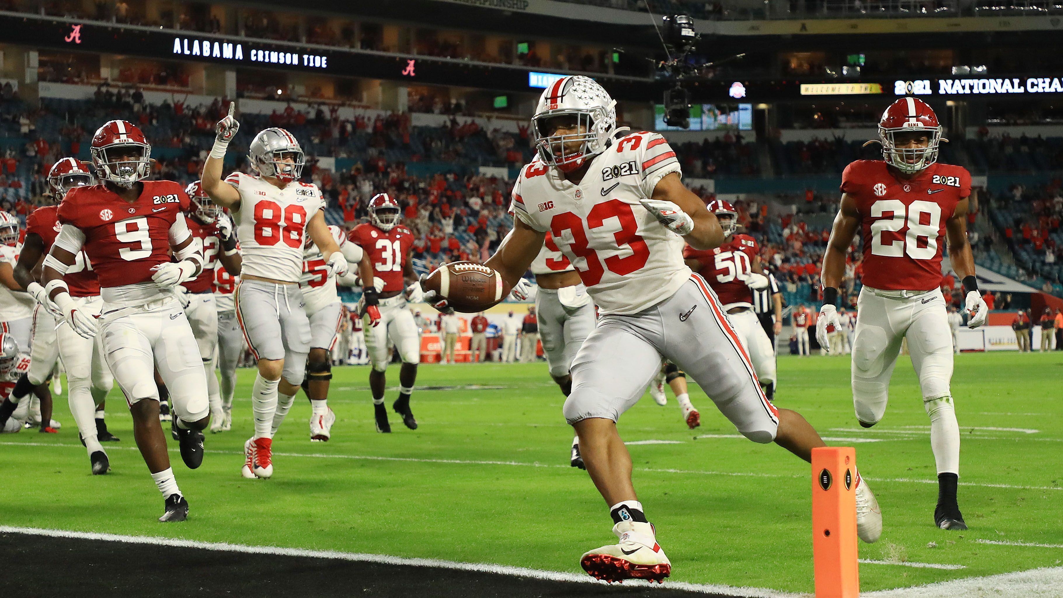 
                <strong>Running Back Master Teague III (Ohio State)</strong><br>
                Plötzlich stand der Running Back mit dem spektakulären Namen im Mittelpunkt: Gleich im ersten Play verletzte sich der eigentliche Starter, Trey Sermon, an der Schulter und konnte für den Rest des Spiels nicht mehr ins Geschehen eingreifen. Master Teague III übernahm und hielt die Buckeyes mit zwei Rushing-Touchdowns zumindest anfangs im Spiel. In der Folge konnte aber auch er nichts gegen die deutliche Niederlage unternehmen.
              