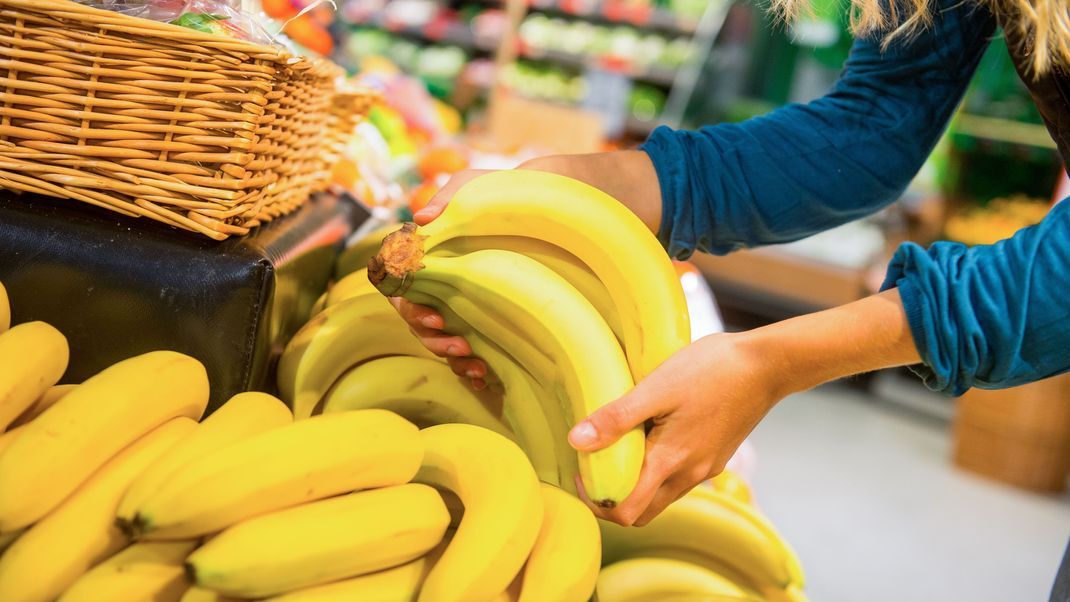 Bananen gibt es das ganze Jahr über im Supermarkt zu kaufen. Wie gesund ist das Obst und wie viel Kalorien hat eigentlich eine einzelne Banane?