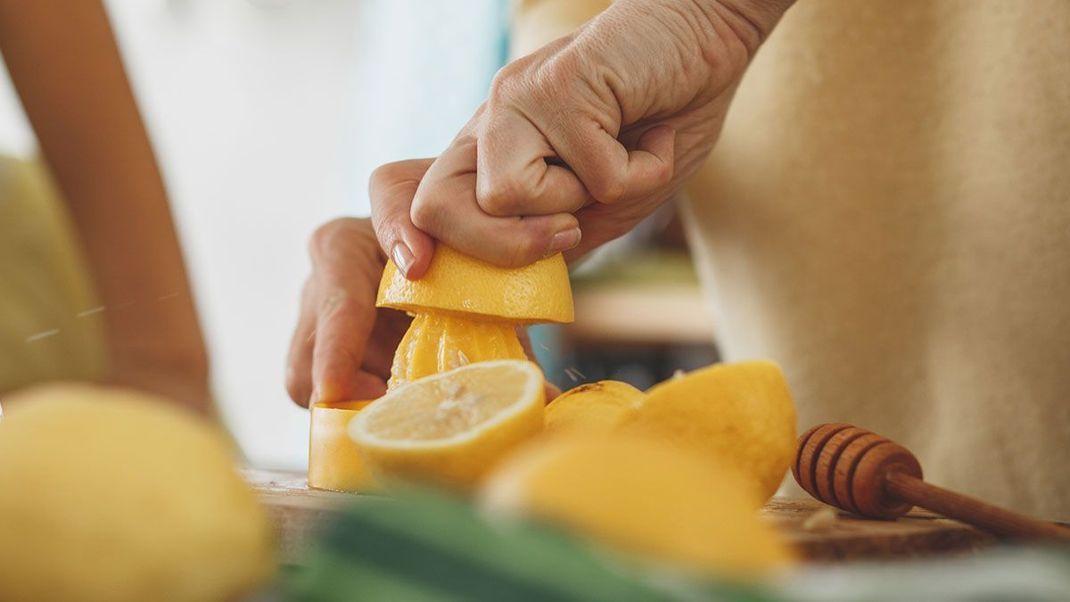 Ein Fruchtsäurepeeling lässt sich im Handumdrehen selber machen – wie? Unser DIY-Rezept findet ihr im Beauty-Artikel.