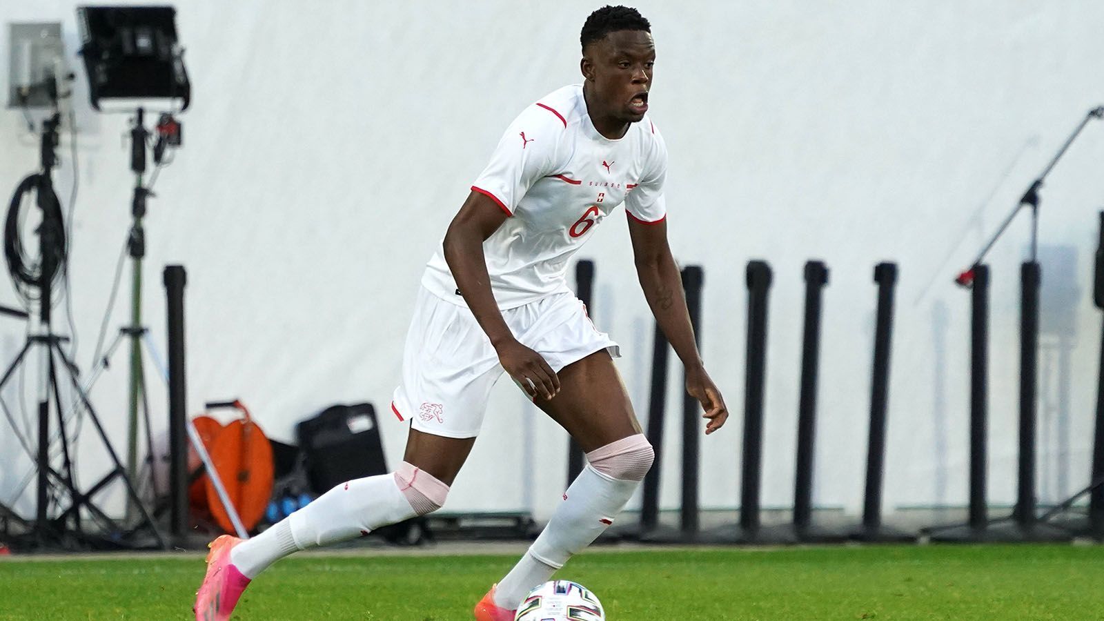 
                <strong>Denis Zakaria (Mittelfeld)</strong><br>
                Im wohl größten Spiel der Schweizer Fußballgeschichte muss Zakaria nun zeigen, warum er zu den größten Talenten in Europa zählt. Dann könnte er im Gegenzug auch der Gladbacher Borussia einen Geldregen bescheren. Allerdings könnte auch Frankfurts Djibril Sow anstelle von Zakaria auflaufen. 
              