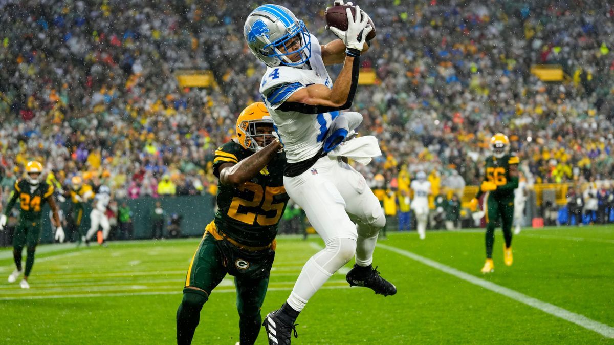 NFL, American Football Herren, USA Detroit Lions at Green Bay Packers Nov 3, 2024; Green Bay, Wisconsin, USA; Detroit Lions wide receiver Amon-Ra St. Brown (14) catches a pass in front of Green Bay...