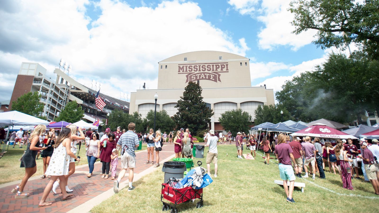 
                <strong>SEC-Titel-"Hunger"</strong><br>
                Die Bulldogs sind eines der Gründungsteams der SEC (Southeastern-Conference), gegründet im Jahr 1932. Außer im Jahr 1941 konnte man jedoch tatsächlich keinen weiteren Conference-Titel für sich beanspruchen. 1998 gewann Alabama zwar die SEC West, verlor dann aber im SEC-Championship gegen Tennessee.
              