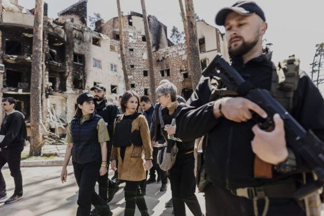 Die deutsche Außenministerin Annalena Baerbock vor den Ruinen der ukrainischen Kleinstadt Irpin. Baerbock reiste im Mai als erste Vertreterin der Bundesregierung in das Kriegsgebiet.