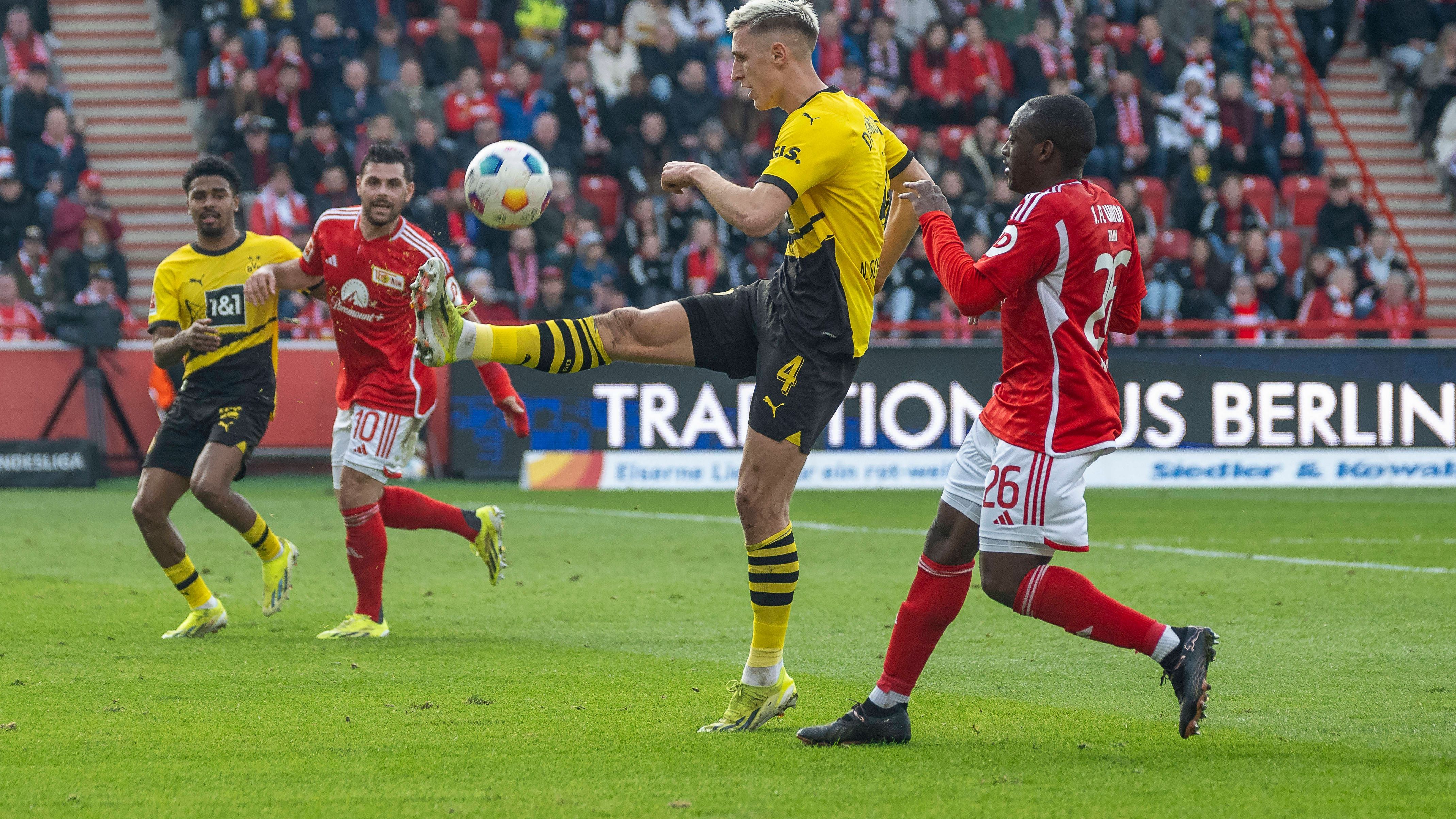 <strong>Nico Schlotterbeck</strong><br>Hinten der stabilste Verteidiger des BVB, gewinnt einige wichtige Zweikämpfe. Hat offensiv die große Gelegenheit, gegen den Spielverlauf das 1:0 zu machen, scheitert aus wenig Entfernung aber an Rönnow. Auch im zweiten Durchgang ein wichtiger Rückhalt für den BVB, der sich vielen Kontern der Unioner ausgesetzt sieht. <em><strong>ran</strong></em>-Note: 2.