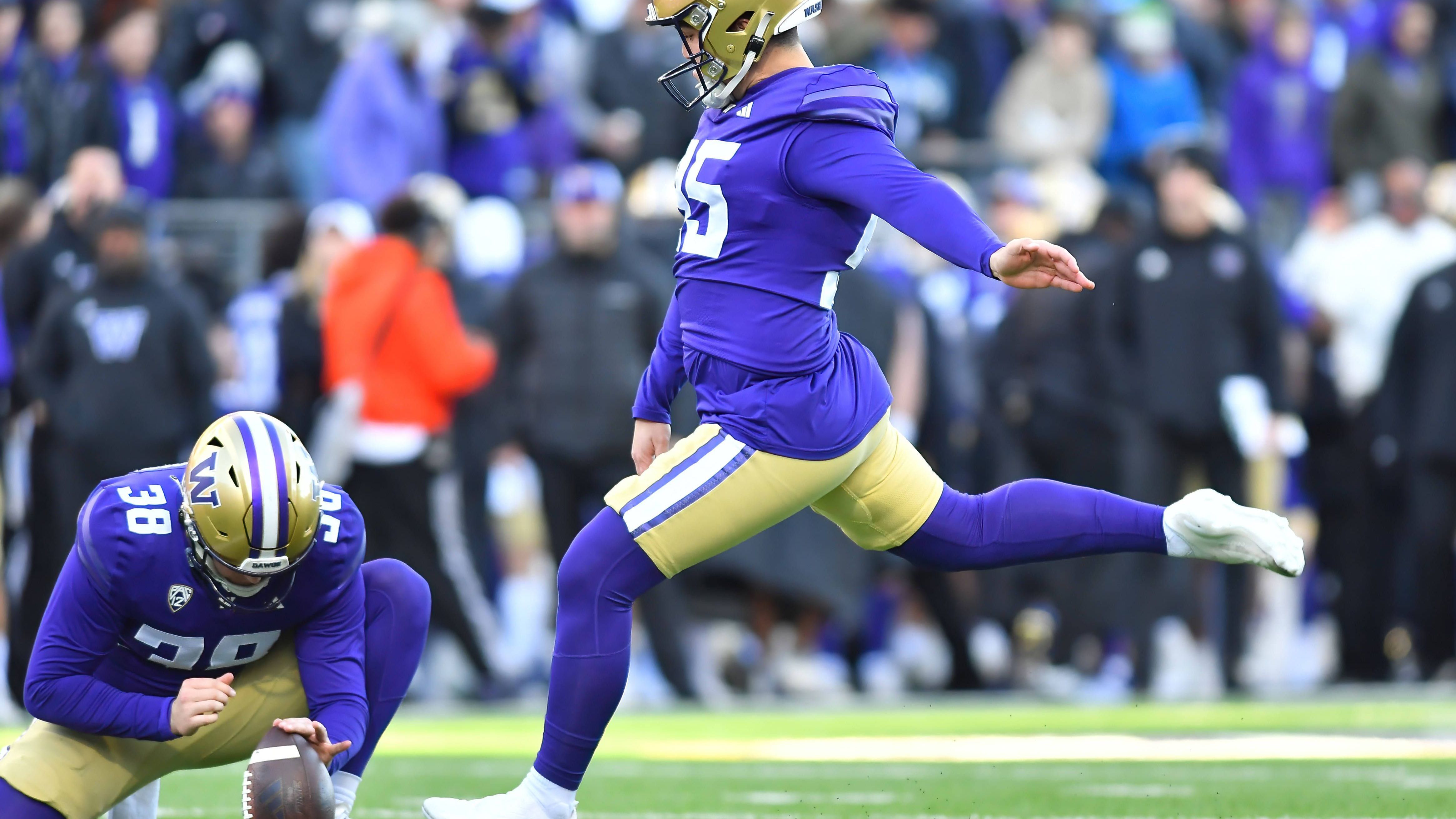 <strong>Kicker</strong><br>Grady Gross für Washington und James Turner für Michigan sind beide sehr konstante Kicker. Gross hat 16 von 20 Field Goals verwandelt und keinen Extrapunkt verpasst. Aber Turner (Nachfolger des großartigen Jake Moody, der jetzt bei den San Francisco 49ers kickt) hat trotz schweren Erbes überzeugen können, vor allem mit drei von vier erfolgreichen Versuchen von 50 Yards oder mehr...