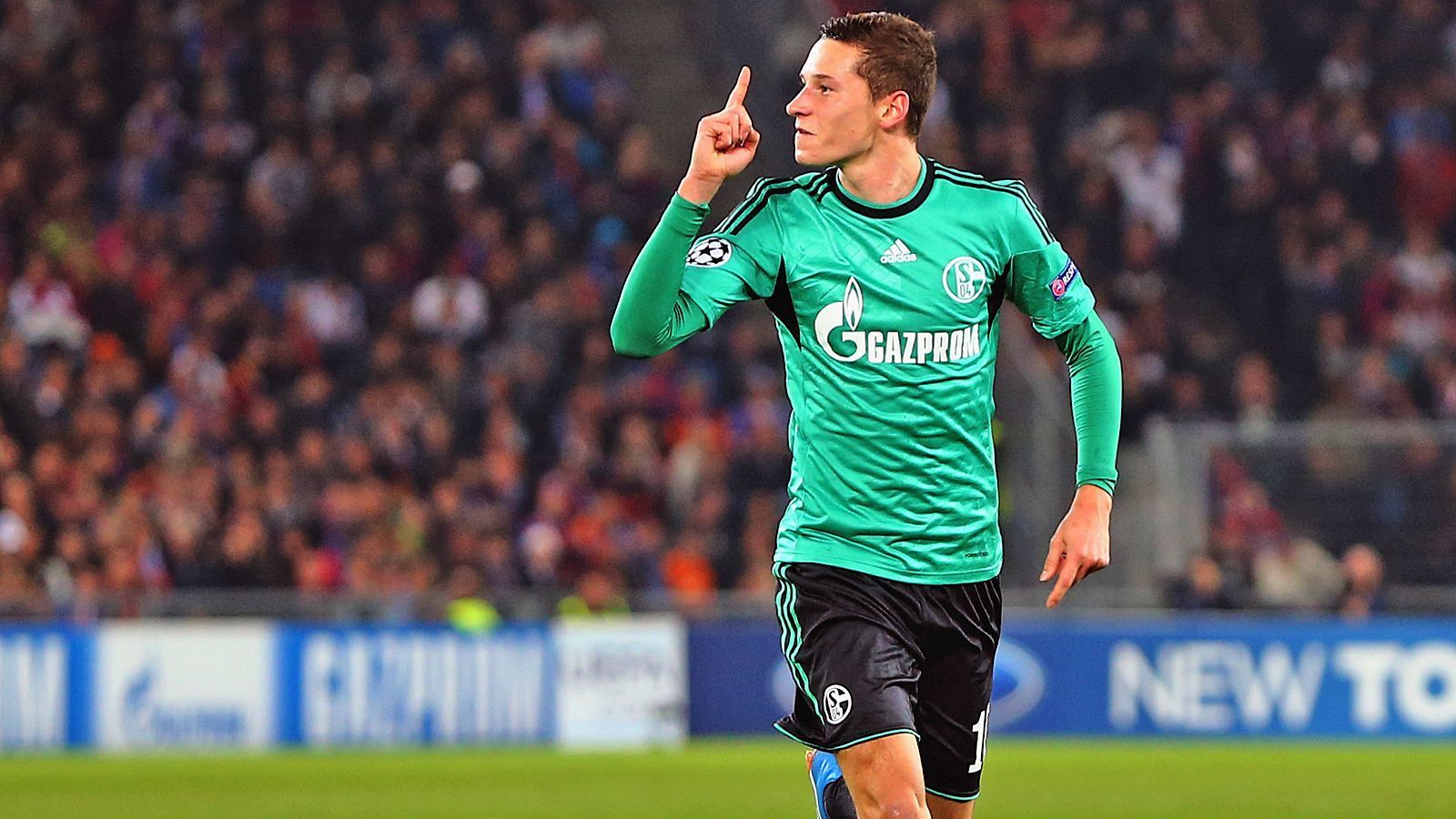 
                <strong>Linkes Mittelfeld: Julian Draxler</strong><br>
                Spiele: 170Tore: 30Erfolge: 1x DFB-Pokalsieger
              