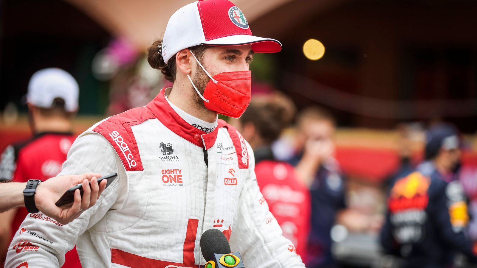 
                <strong>Gewinner: Antonio Giovinazzi</strong><br>
                Statement-Wochenende für den Italiener! Erst schafft er es am Samstag in Q3 und lässt so Teamkollege Kimi Räikkönen (14.) weit hinter sich. Dann bestätigt Giovinazzi seine starke Leistung am Sonntag und holt als Zehnter den ersten Saisonpunkt für Alfa Romeo. Räikkönen muss zähneknirschend mit gut einer Sekunde Rückstand im Ziel den Jubel seines Teamkollegen ertragen.
              