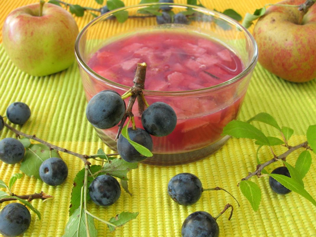 Mmmhhh, allein oder in Kombi mit anderen Früchten der Saison können Sie sich Schlehen als Konfitüre, aber auch als Saft, Likör oder Gelee schmecken lassen.