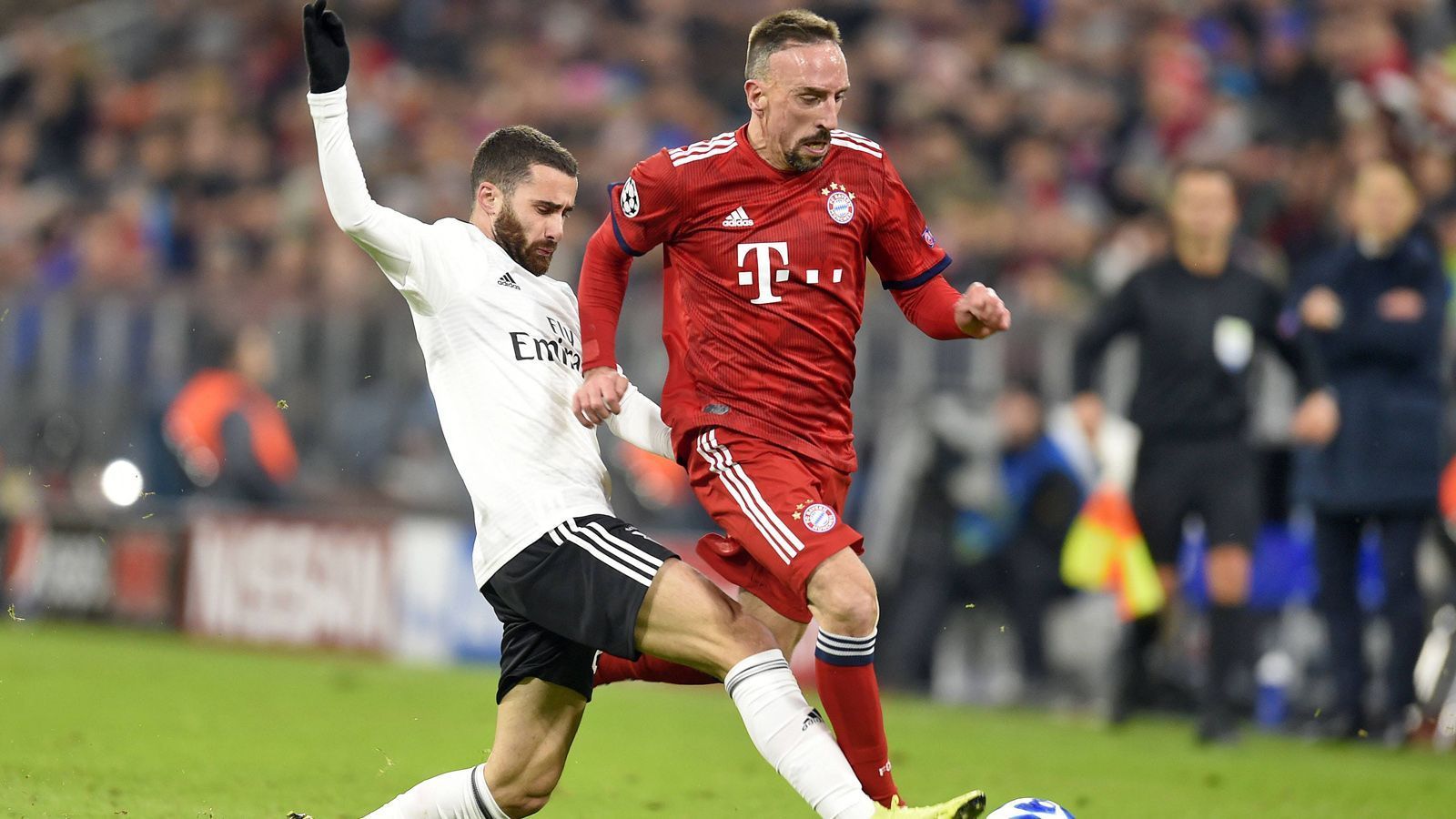 
                <strong>Franck Ribery</strong><br>
                Der Franzose in der ersten Halbzeit mit durchaus guten Szenen auf links. Die ganz großen Glanzlichter setzt er nicht, macht aber ein ordentliches Spiel. Bei zwei schönen Einzelaktionen bleibt ihm sein Tor verwehrt. Als er dann in Minute 77 nach einem sehenswerten Doppelpass mit Alaba doch noch trifft, hält es sogar Hoeneß nicht mehr auf seinem Sitz. Der Präsident lächelt nicht nur, er lacht. ran-Note: 2
              