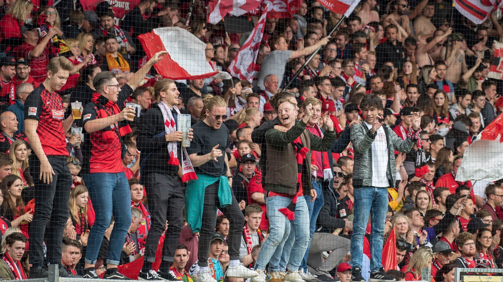 
                <strong>SC Freiburg</strong><br>
                Mitgereiste Fans im Schnitt: 2.218Mitgereiste Fans insgesamt: 37.700Höchstzahl: 5.500 in MünchenTiefstzahl: 600 in Wolfsburg
              