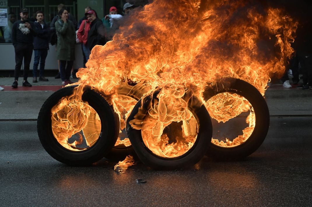 Gegen die mögliche Schließung des Werks protestierten Audi-Mitarbeiter Anfang September mit brennenden Reifen. (Archivbild)